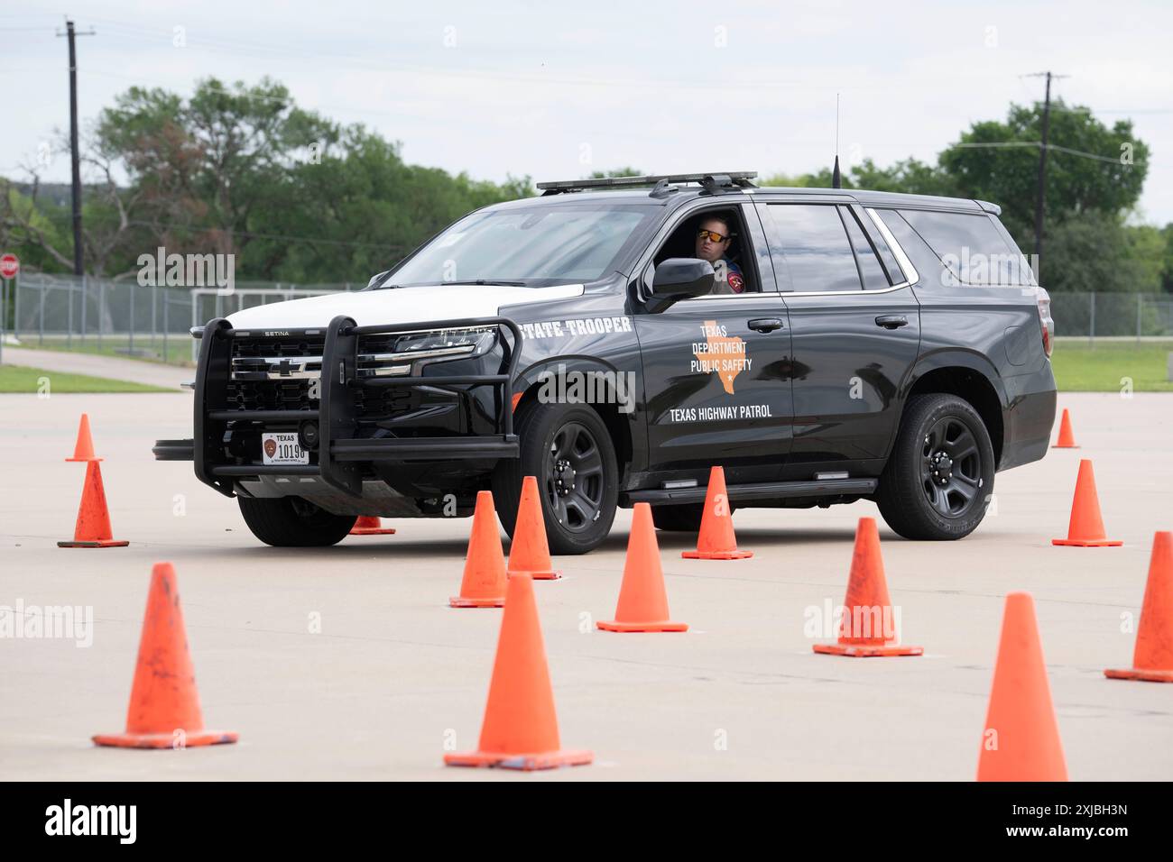 Florence Texas USA, 23 aprile 2024: Il trooper statale del Dipartimento della pubblica sicurezza del Texas guida un incrociatore DPS su un percorso ad ostacoli come parte della dodicesima competizione annuale Top Trooper. Gli ufficiali del DPS gareggiavano nella preparazione fisica, nel tiro, nella resistenza e nelle abilità di guida. Un totale di 120 soldati gareggiarono e ai due vincitori furono assegnati nuovi veicoli di pattuglia. ©Bob Daemmrich Foto Stock