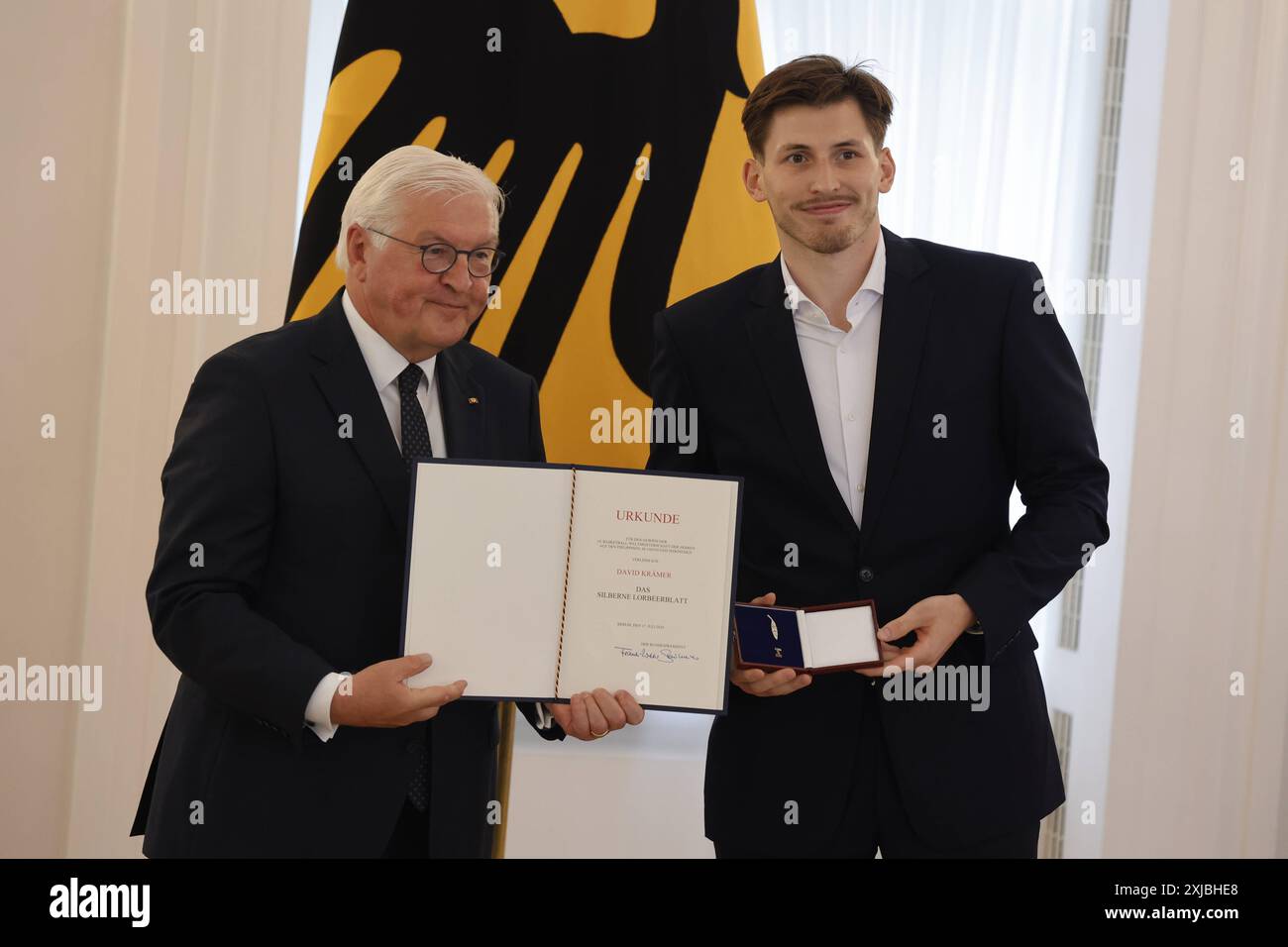 Bundespräsident Frank-Walter Steinmeier, David Krämer, Deutschland, Berlino, Schloss Bellevue, basket-Weltmeister erhalten Silbernes Lorbeerblatt von Bundespräsident Steinmeier *** Presidente federale Frank Walter Steinmeier, David Krämer, Germania, Berlino, Palazzo Bellevue, i campioni del mondo di pallacanestro ricevono una foglia d'alloro d'argento dal presidente federale Steinmeier Foto Stock