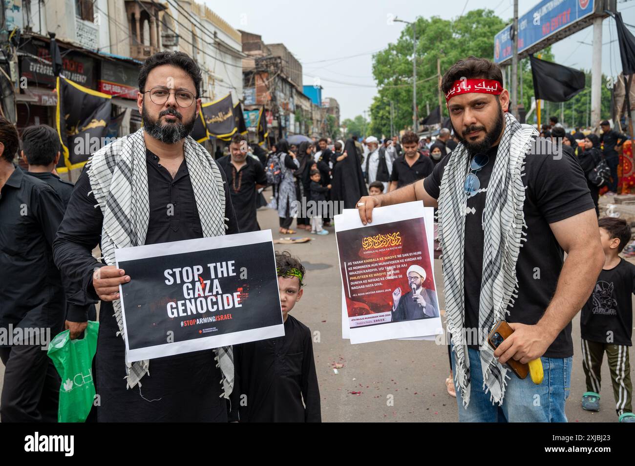 Nuova Delhi, India. 17 luglio 2024. I musulmani sciiti tengono cartelli durante una protesta contro gli attacchi israeliani a Gaza e mostrano sostegno al popolo palestinese durante una processione religiosa il decimo giorno di Ashura nel mese islamico di Muharram, alla porta di Kashmiri. (Foto di Pradeep Gaur/SOPA Images/Sipa USA) credito: SIPA USA/Alamy Live News Foto Stock