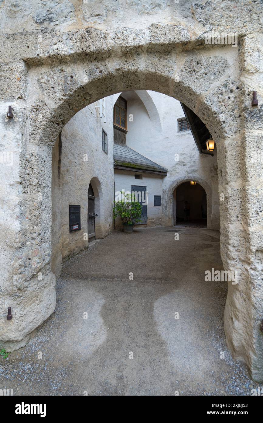 Salisburgo, Austria. 1° luglio 2024. vista sul cortile interno del castello nel centro storico della città Foto Stock