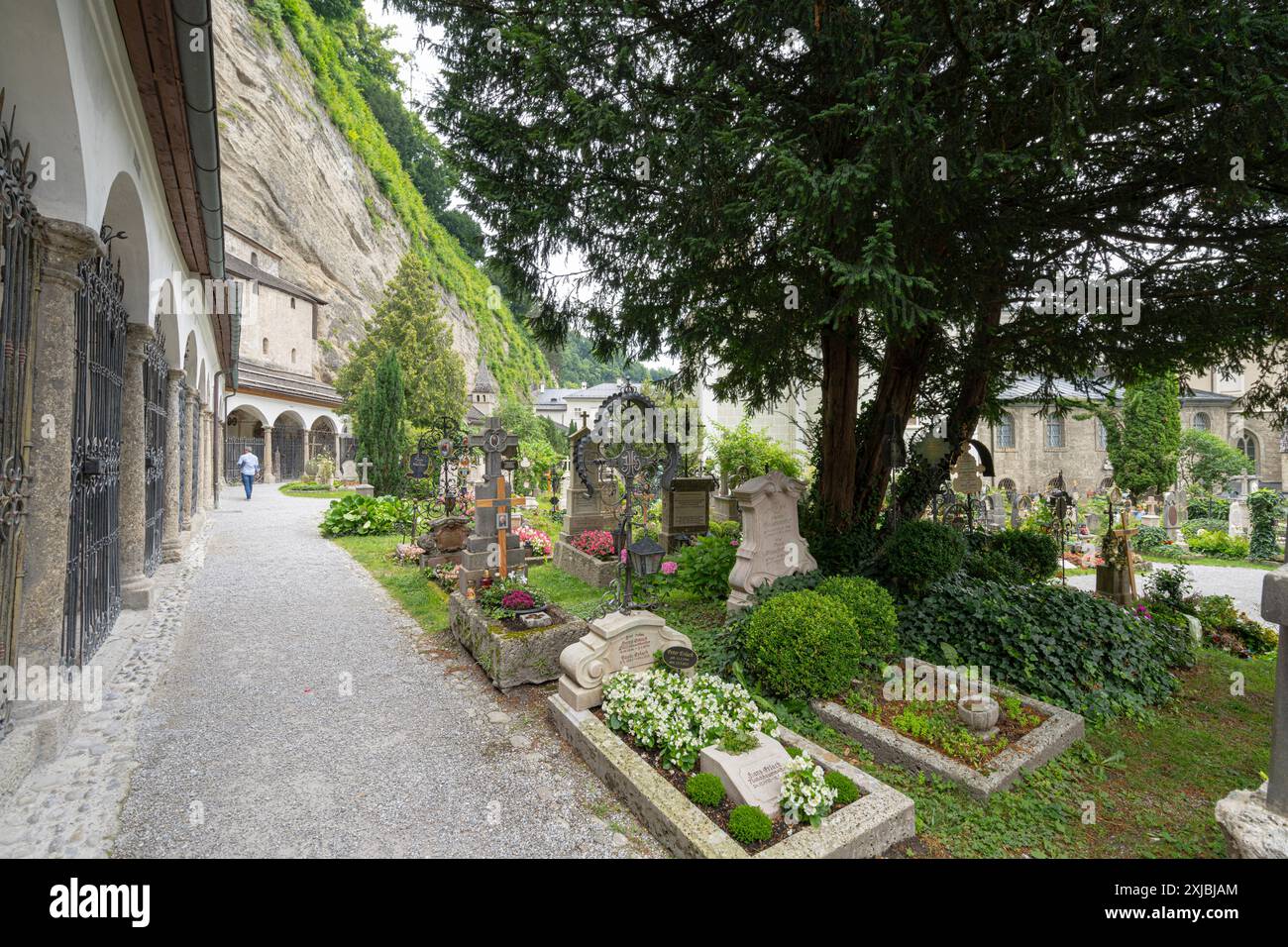 Salisburgo, Austria. 1° luglio 2024. Vista del vecchio cimitero di San Pietro (Petersfriedhof) nel centro della città Foto Stock