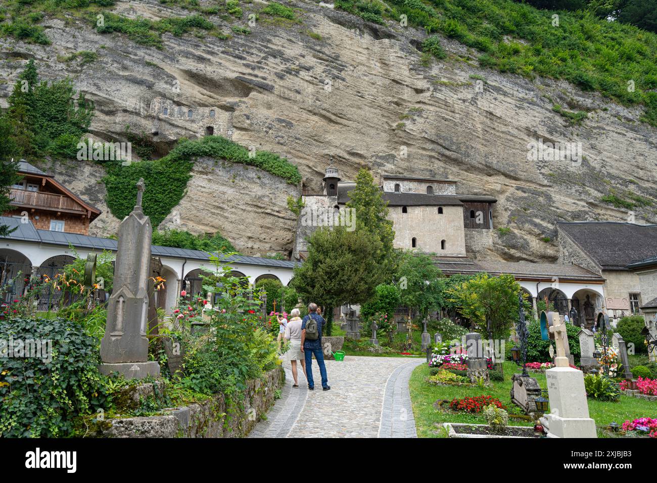 Salisburgo, Austria. 1° luglio 2024. Vista del vecchio cimitero di San Pietro (Petersfriedhof) nel centro della città Foto Stock