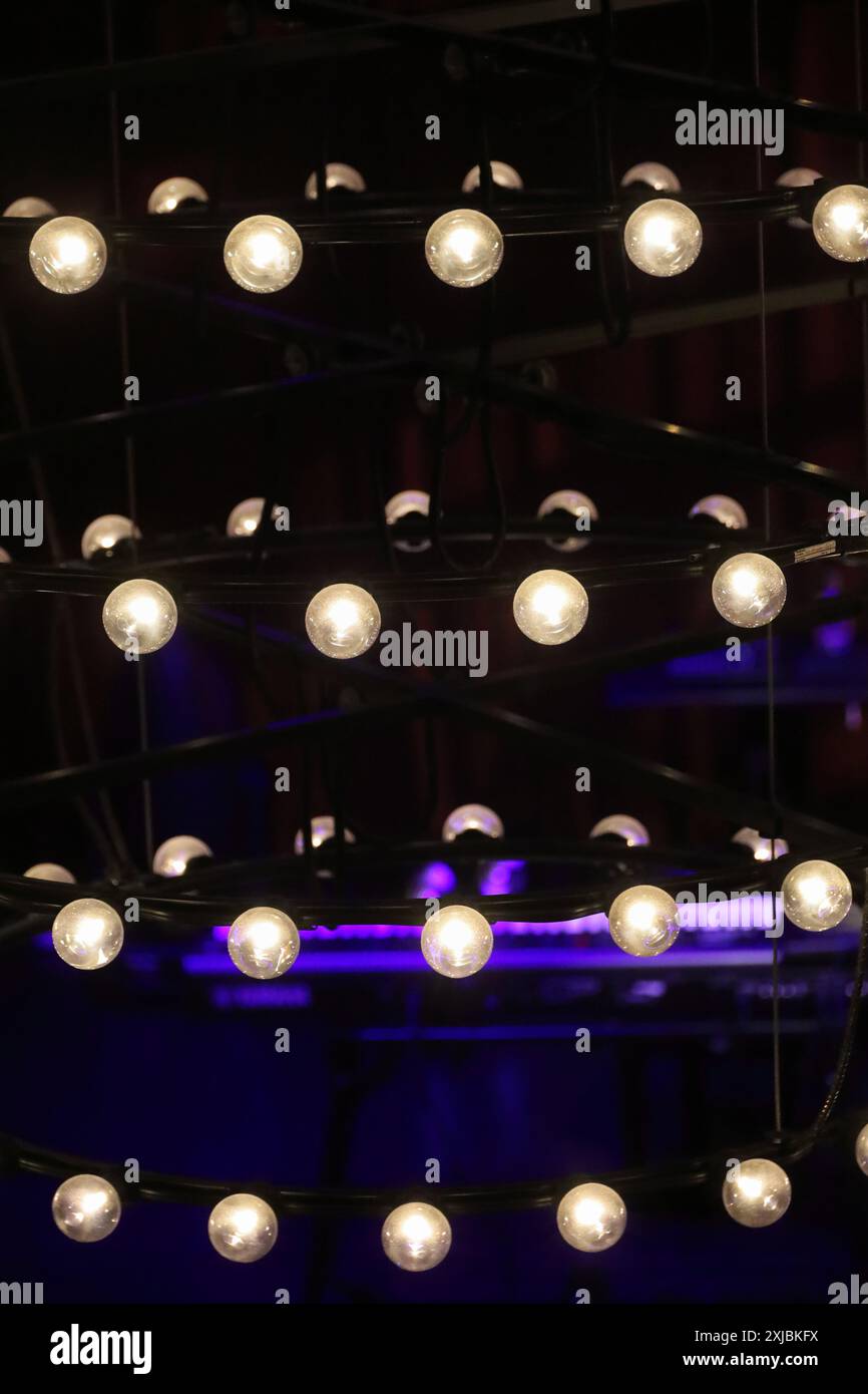 Un impianto di illuminazione semplice e moderno decorato con molte lampadine rotonde Foto Stock