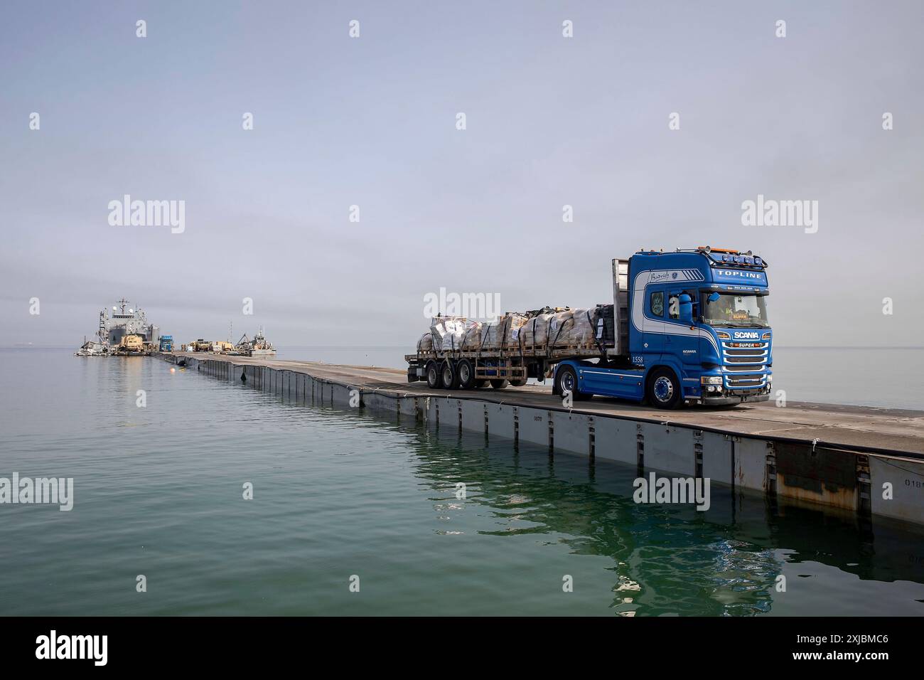 Mar Mediterraneo, Gaza, Israele. 17 luglio 2024. Camion carichi di aiuti umanitari attraverso il molo galleggiante del Trident sul Mar Mediterraneo. (Credit Image: © U.S. Army/ZUMA Press Wire) SOLO PER USO EDITORIALE! Non per USO commerciale! Foto Stock