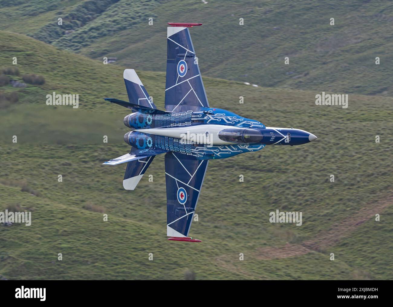 CF-18 A canadese attraverso il Mach Loop, Dolgellau, Galles, Regno Unito 17.07.2024 Foto Stock