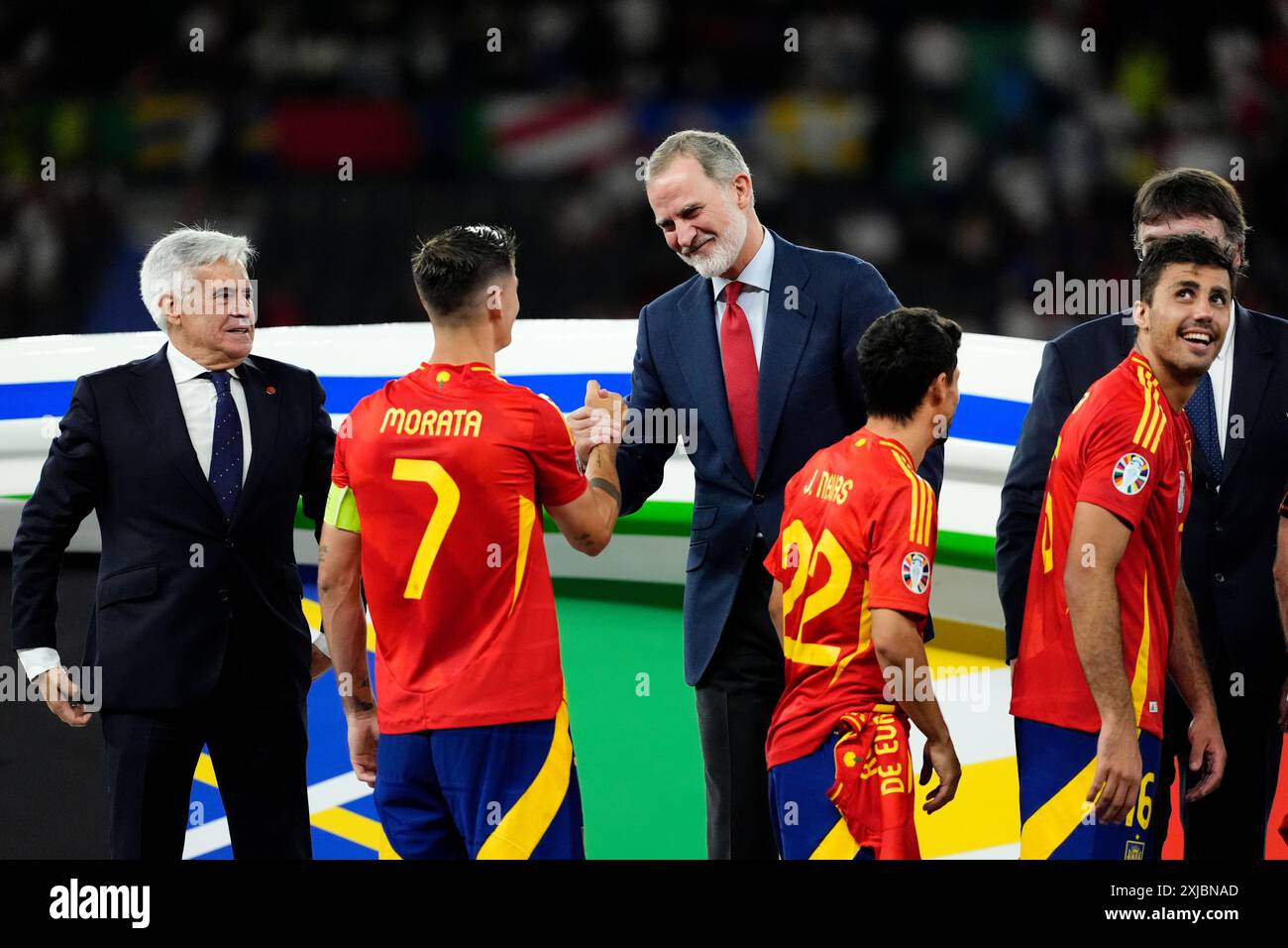 Alvaro Morata (seconda a sinistra) abbraccia il re Felipe vi di Spagna dopo aver vinto la finale di UEFA Euro 2024 all'Olympiastadion di Berlino. Data foto: Domenica 14 luglio 2024. Foto Stock
