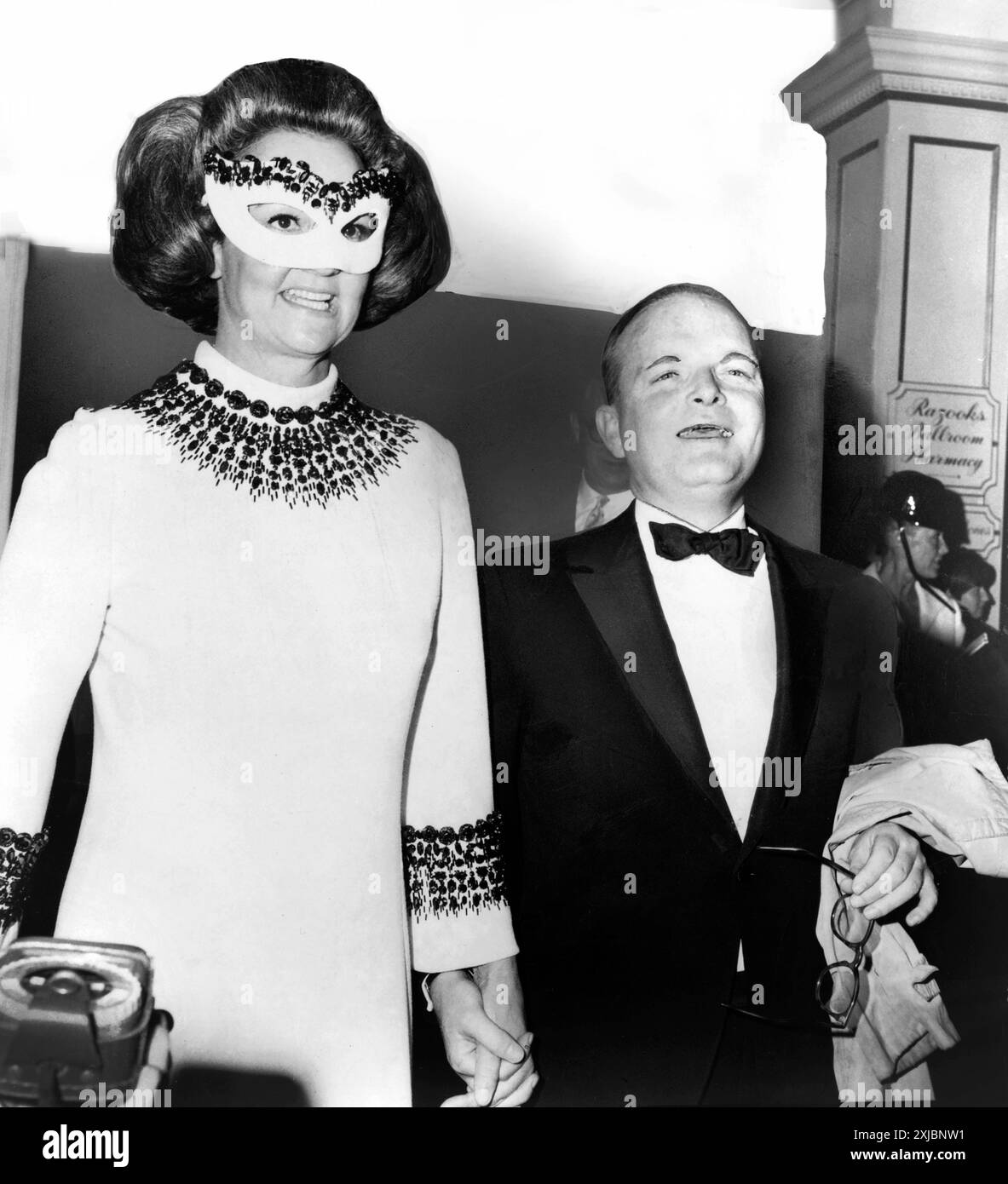 Katharine Graham, ospite d'onore, Truman capote, ospite, che partecipa a Black & White Ball, Plaza Hotel, New York City, New York, USA, Mel Finkelstein, New York World-Telegram and the Sun Newspaper Photograph Collection, 28 novembre 1966 Foto Stock
