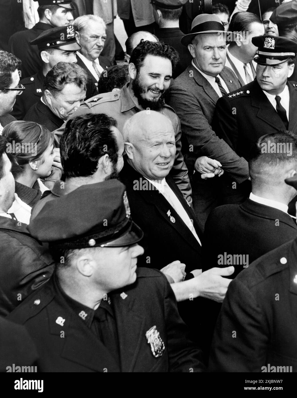 Il leader sovietico Nikita Khrushchev e il leader cubano Fidel Castro tra la folla durante la visita alle Nazioni Unite, New York, New York, USA, Herman Hiller, New York World-Telegram e The Sun Newspaper Photograph Collection, settembre 1960 Foto Stock