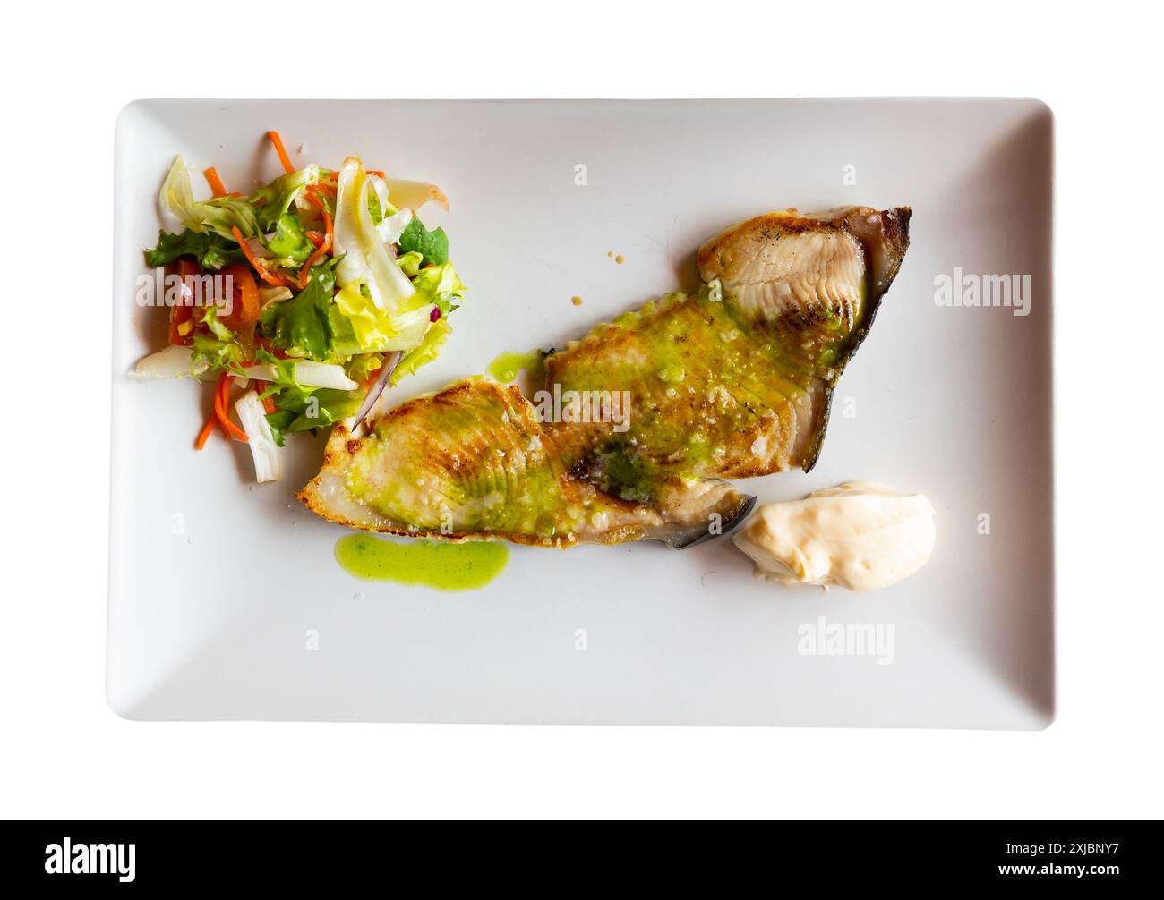 Bistecca di squalo mako scottato con insalata fresca e salsa Foto Stock