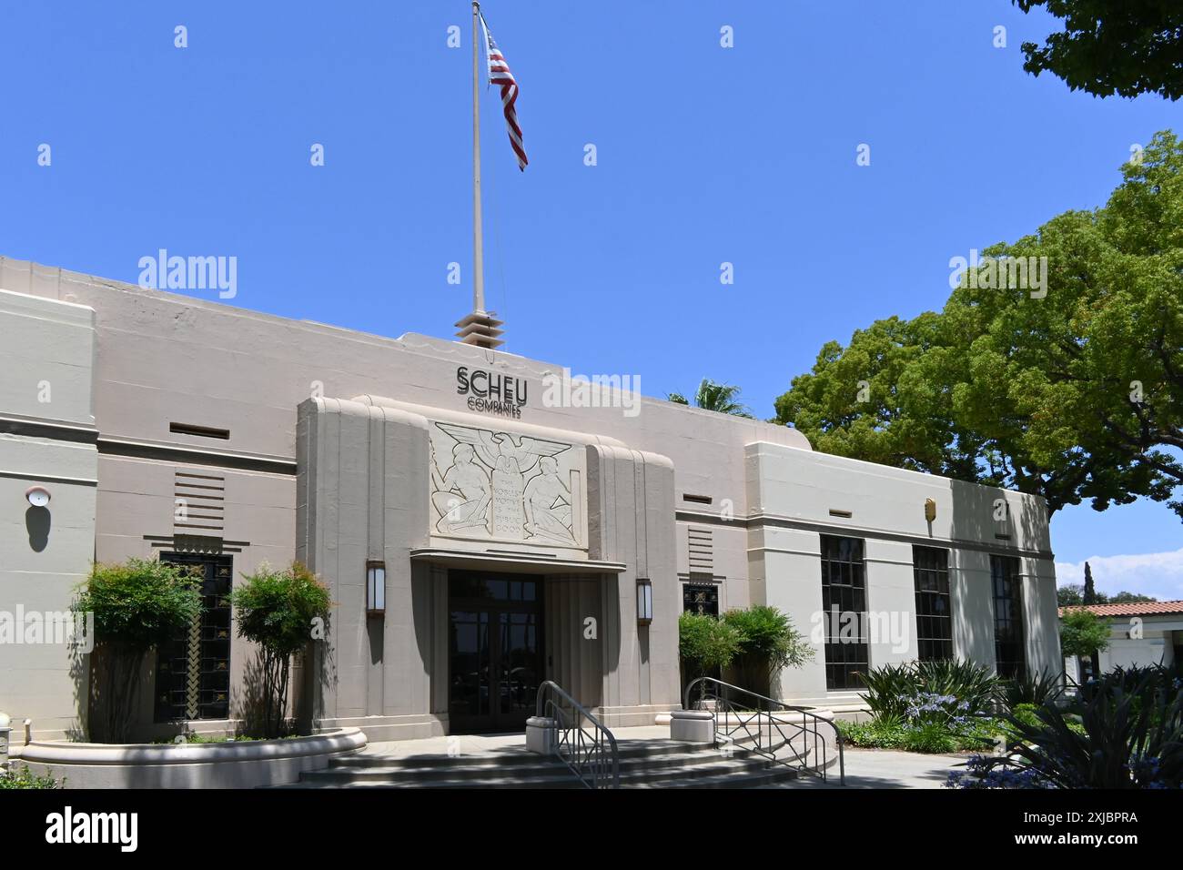 UPLAND, CALIFORNIA - 14 LUGLIO 2024: Scheu Companies Building, un edificio art deco degli anni '1930 in D Street a Upland che un tempo ospitava il municipio e la polizia Foto Stock