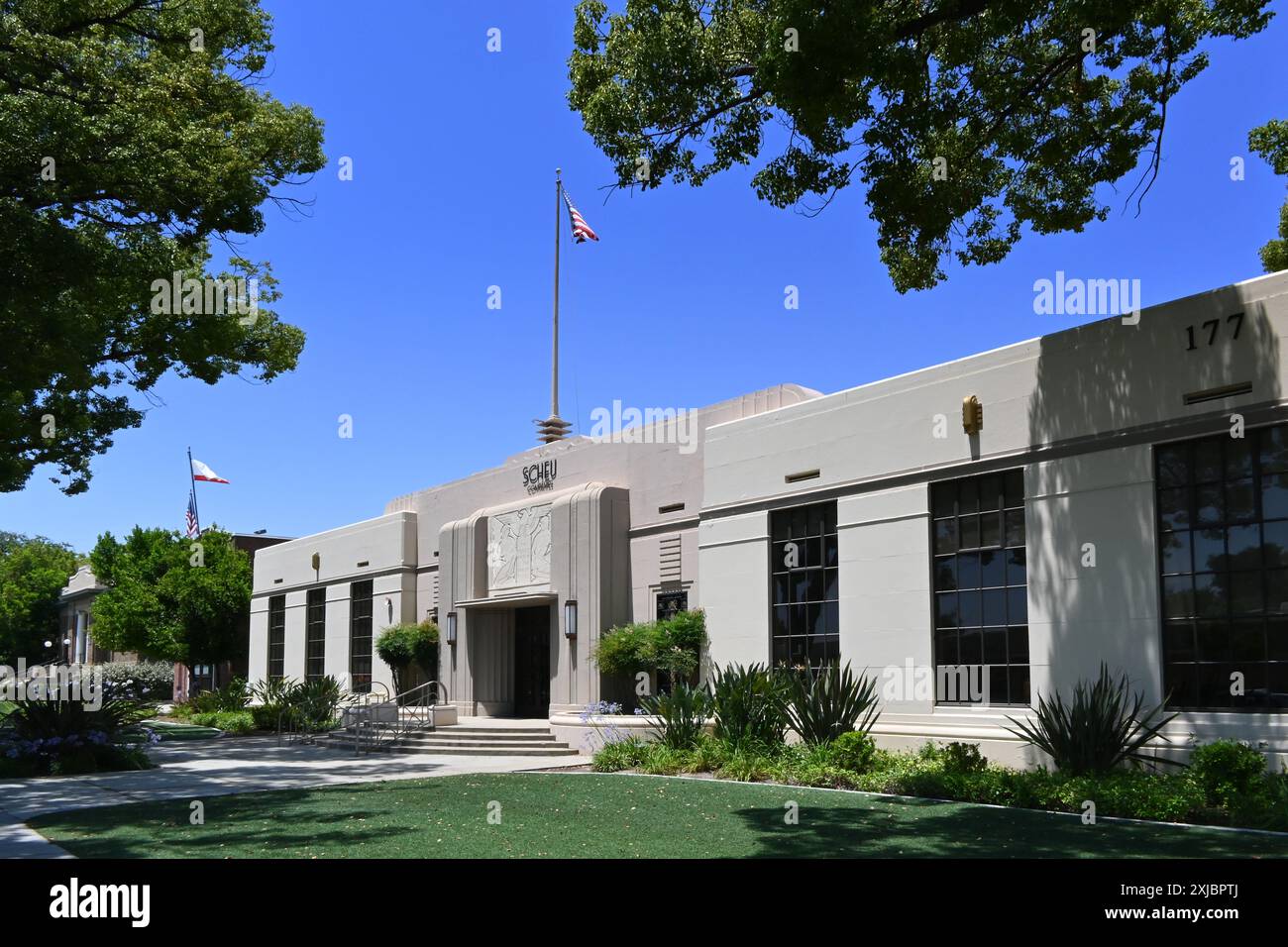 UPLAND, CALIFORNIA - 14 LUGLIO 2024: Scheu Companies Building, un edificio art deco degli anni '1930 in D Street a Upland che un tempo ospitava il municipio e la polizia Foto Stock