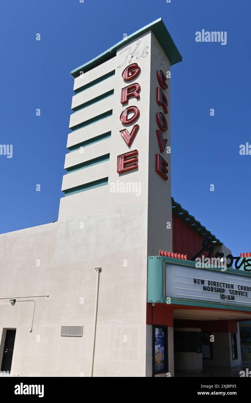 UPLAND, CALIFORNIA - 14 LUGLIO 2024: Il Grove Theatre Building, nel centro di Hisotric Upland, ora chiesa. Foto Stock