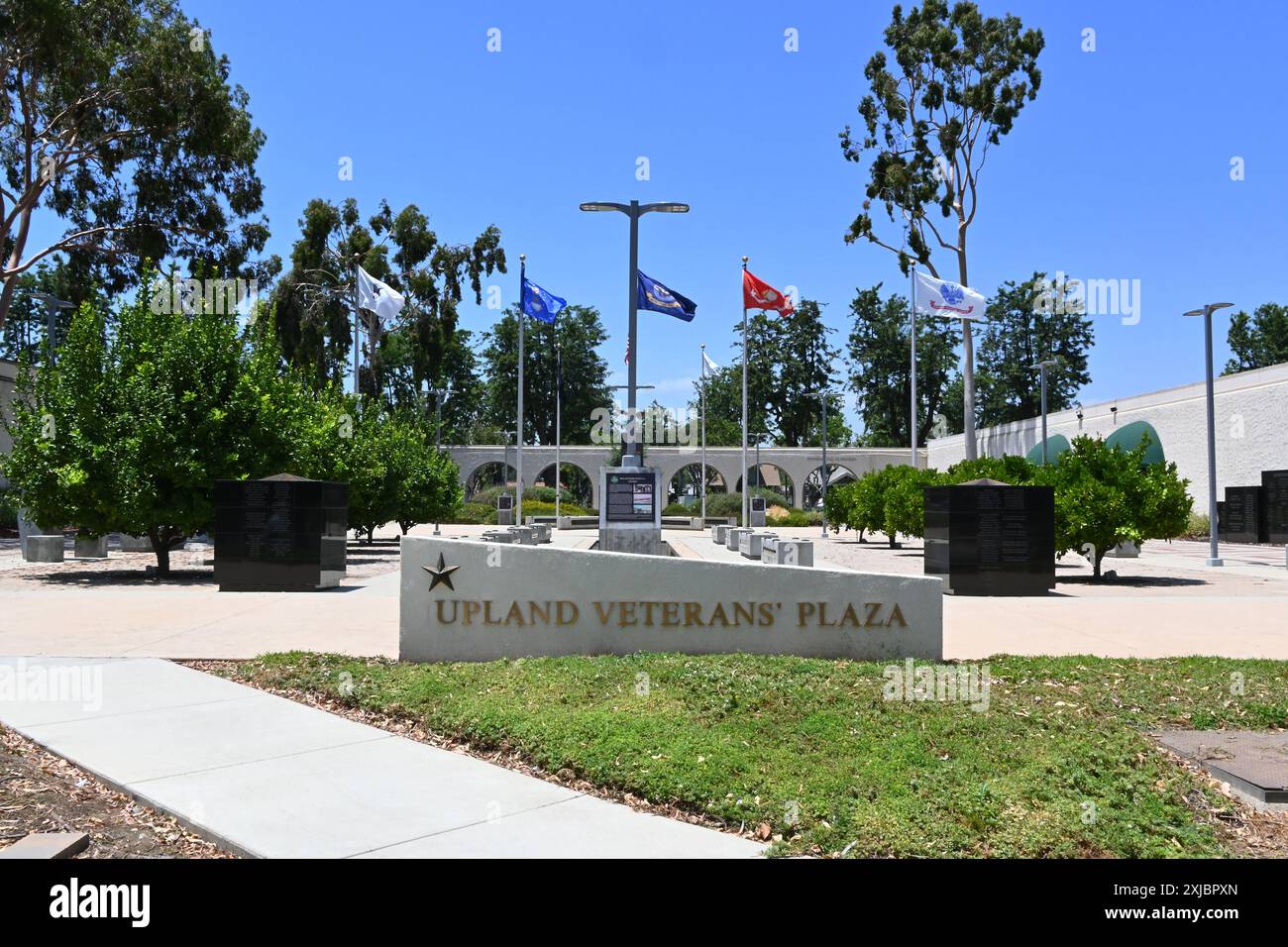 UPLAND, CALIFORNIA - 14 LUGLIO 2024: The Veterans Plaza presso l'Upland Civic Center. Foto Stock