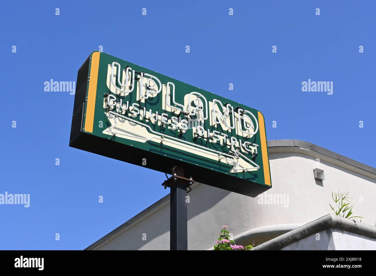 UPLAND, CALIFORNIA - 14 LUGLIO 2024: Cartello del quartiere commerciale di Upland. Foto Stock