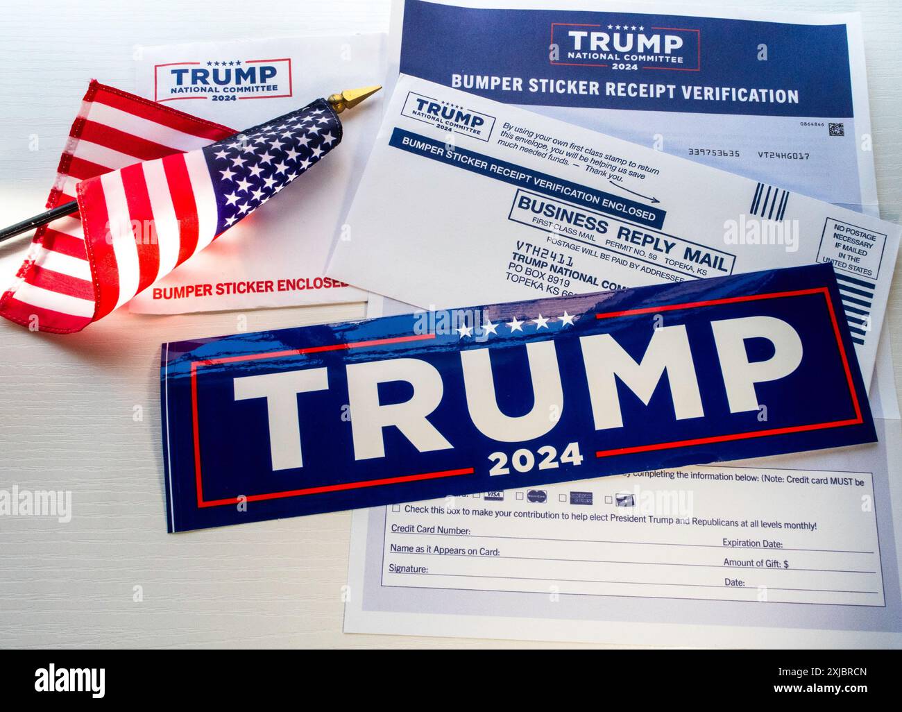 Campagna di donazione di Still Life of Donald J. Trump con un adesivo "Trump 2024", Stati Uniti Foto Stock