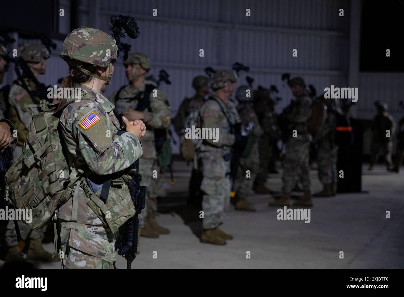 I soldati assegnati al 190th Engineer Battalion, 101st Troop Command, Guardia Nazionale dell'Esercito di Porto Rico, sono pronti a iniziare una marcia di rottami durante l'addestramento annuale presso il Camp Santiago Joint Training Center, Salinas, Porto Rico, 15 luglio 2024. La familiarità con le attrezzature NVG durante un ruck è fondamentale per i soldati per mantenere la consapevolezza situazionale e svolgere compiti con precisione al buio, migliorando l'efficienza operativa e la sicurezza. (Foto della Guardia Nazionale dell'Esercito degli Stati Uniti di SPC. Felix Ortiz Rivera) Foto Stock