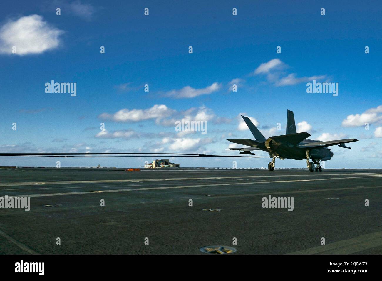 Gli U.S. Naval Aircraft conducono operazioni di lancio e recupero a bordo della portaerei classe Nimitz USS Carl Vinson (CVN 70) poiché la nave partecipa alla fase di integrazione della forza durante l'esercitazione Rim of the Pacific (RIMPAC) il 2024 luglio 15. Ventinove nazioni, 40 navi di superficie, tre sottomarini, 14 forze terrestri nazionali, più di 150 aerei e 25.000 personale partecipano al RIMPAC nelle e intorno alle Isole Hawiian, dal giugno 27 al 1 agosto. Il RIMPAC, il più grande esercizio marittimo internazionale al mondo, offre un'opportunità di formazione unica, promuovendo e sostenendo le relazioni di cooperazione AM Foto Stock