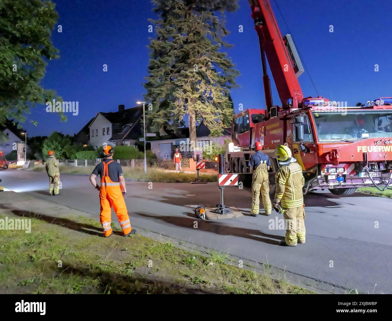 Baumfällung nach Blitzeinschlag die Feuerwehr Hannover musste eine 5,2 Tonnen schwere Douglasie nach einem Blitzeinschlag unter Sicherung eines Feuerwehrkrans am Uslarplatz in Hannover-Bothfeld fällen. *** Abbattimento degli alberi dopo un fulmine i vigili del fuoco di Hannover hanno dovuto cadere un abete Douglas di 5,2 tonnellate dopo un fulmine mentre si assicuravano una gru dei vigili del fuoco a Uslarplatz ad Hannover Bothfeld Copyright: xBerndxGüntherx Foto Stock