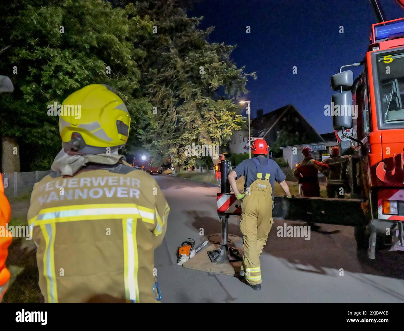 Baumfällung nach Blitzeinschlag die Feuerwehr Hannover musste eine 5,2 Tonnen schwere Douglasie nach einem Blitzeinschlag unter Sicherung eines Feuerwehrkrans am Uslarplatz in Hannover-Bothfeld fällen. *** Abbattimento degli alberi dopo un fulmine i vigili del fuoco di Hannover hanno dovuto cadere un abete Douglas di 5,2 tonnellate dopo un fulmine mentre si assicuravano una gru dei vigili del fuoco a Uslarplatz ad Hannover Bothfeld Copyright: xBerndxGüntherx Foto Stock