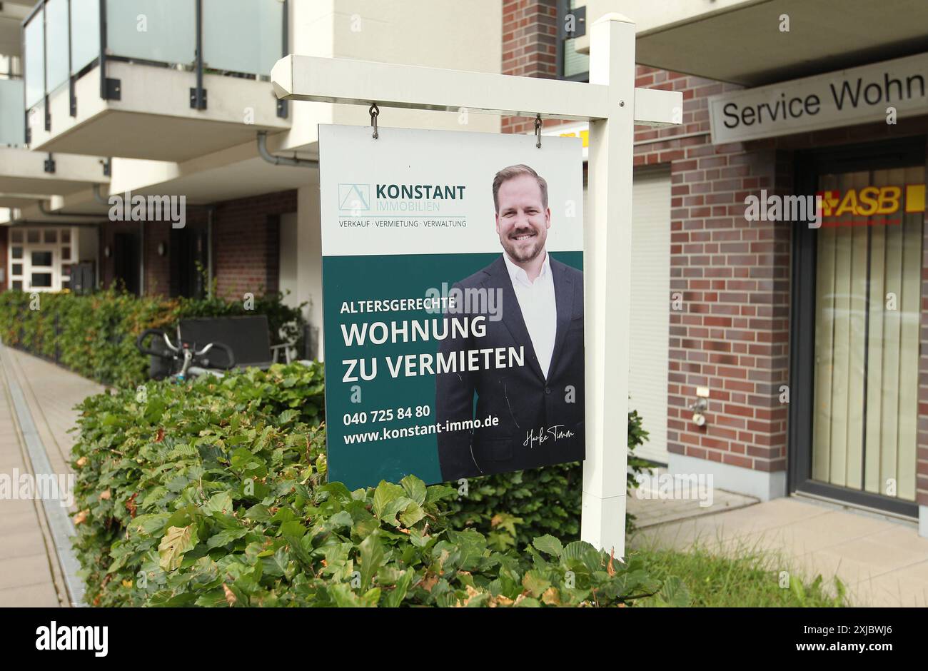 Auf einem Schild vor einer Wohnanlage für Senioren Wird von einem Immobilien-Makler für die Anmietung altersgerechten Wohnungen geworben. Bergedorf Hamburg *** Un agente immobiliare pubblicizza appartamenti adatti all'età in affitto su un cartello di fronte ad un complesso residenziale per anziani Bergedorf Hamburg Foto Stock