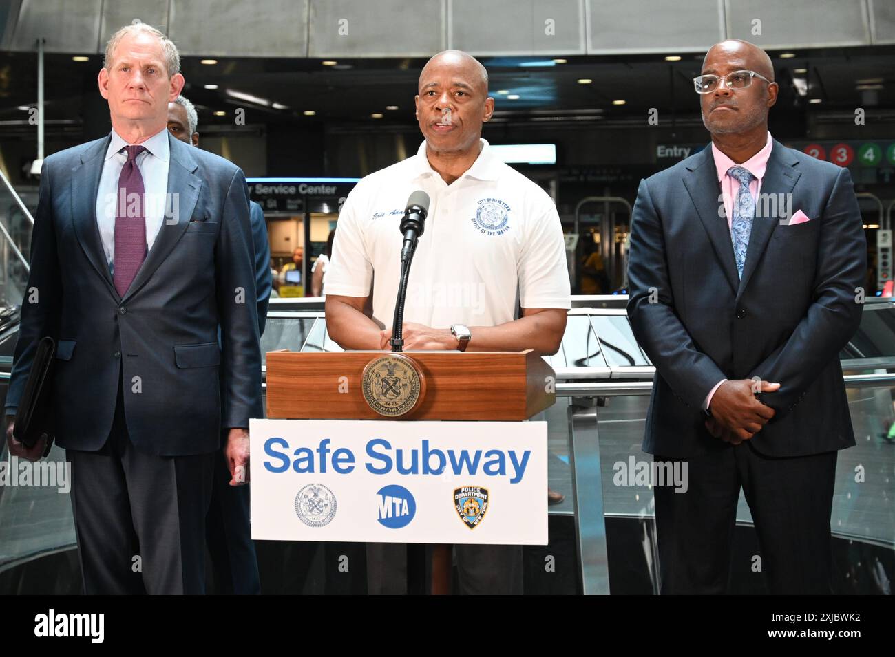 17 luglio 2024, %G: (NUOVO) Subway Safety a New York City. 17 luglio 2024 New York City, New York, U. S. A. almeno dalla prima parte di marzo 2023, la città ha cercato di trovare modi per limitare il crimine all'interno del sistema metropolitano, tra cui perquisizioni di borse e metal detector prima di entrare nella metropolitana. Dall'ultima conferenza stampa, il sindaco Erich Adams ha invitato i media a mostrare i progressi compiuti dalla sua amministrazione. Vuole anche mostrare i futuri piani di sicurezza e sicurezza, che sono stati parzialmente implementati, per attirare più piloti nel sistema della metropolitana.&#XA;credito: Victor M. Matos/The Foto Stock