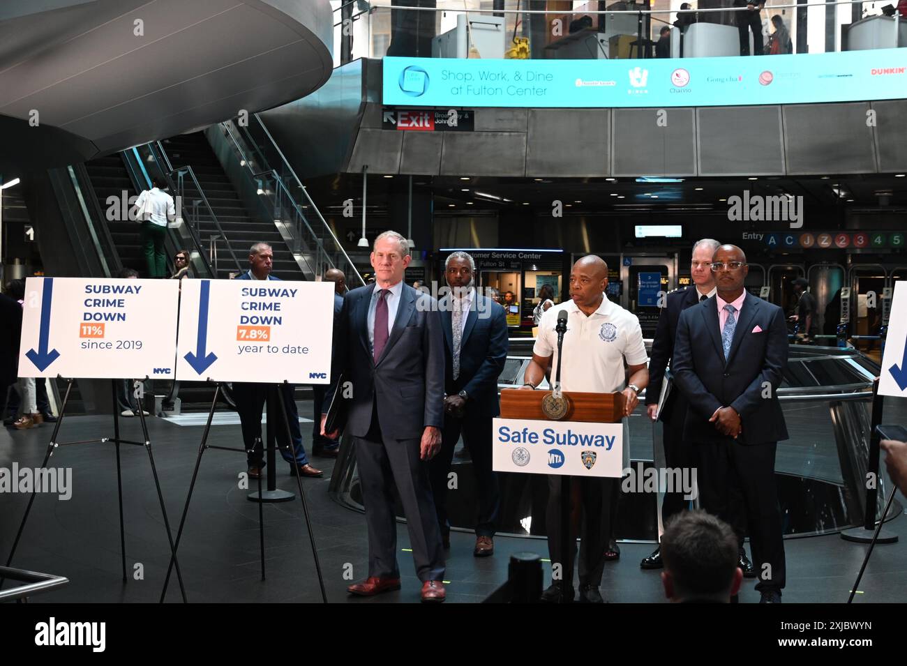 17 luglio 2024, %G: (NUOVO) Subway Safety a New York City. 17 luglio 2024 New York City, New York, U. S. A. almeno dalla prima parte di marzo 2023, la città ha cercato di trovare modi per limitare il crimine all'interno del sistema metropolitano, tra cui perquisizioni di borse e metal detector prima di entrare nella metropolitana. Dall'ultima conferenza stampa, il sindaco Erich Adams ha invitato i media a mostrare i progressi compiuti dalla sua amministrazione. Vuole anche mostrare i futuri piani di sicurezza e sicurezza, che sono stati parzialmente implementati, per attirare più piloti nel sistema della metropolitana.&#XA;credito: Victor M. Matos/The Foto Stock