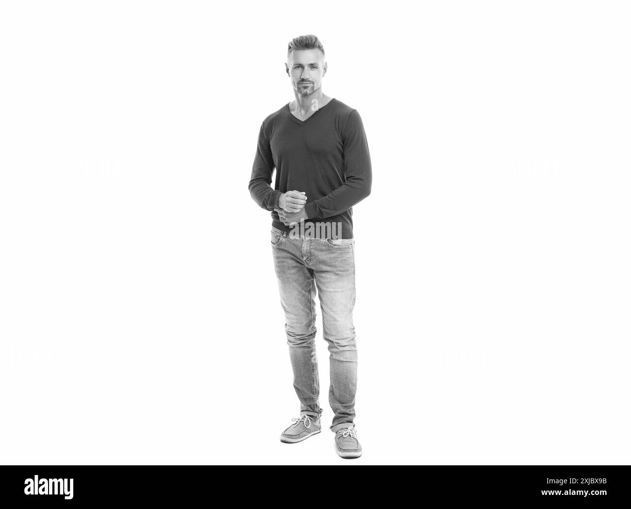 Uomo che indossa abbigliamento casual da uomo isolato su sfondo bianco. uomo urbano maturo con abbigliamento maschile alla moda per la vita di tutti i giorni. bell'uomo con un abbigliamento casual da uomo Foto Stock