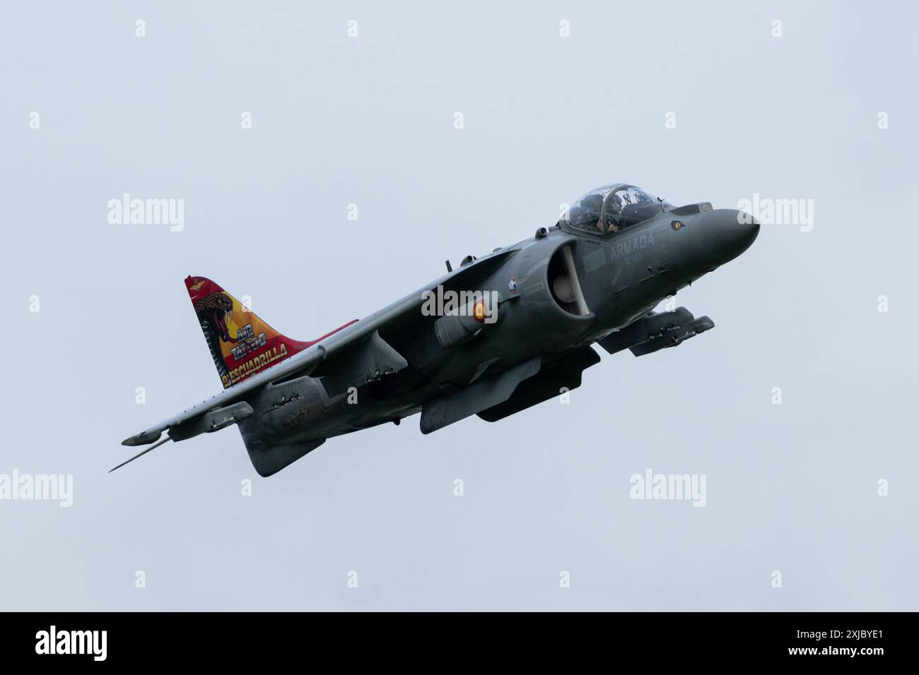 Cirencester, Regno Unito. 17 luglio 2024. McDonnell Douglas AV-8B Harrier II di 9 ESCUADRILLA Spanish Navy 'Armada' durante il Royal International Air Tattoo 2024 Arrivals Day presso RAF Fairford, Cirencester, Regno Unito, 17 luglio 2024 (foto di Cody Froggatt/News Images) a Cirencester, Regno Unito, il 17/7/2024. (Foto di Cody Froggatt/News Images/Sipa USA) credito: SIPA USA/Alamy Live News Foto Stock