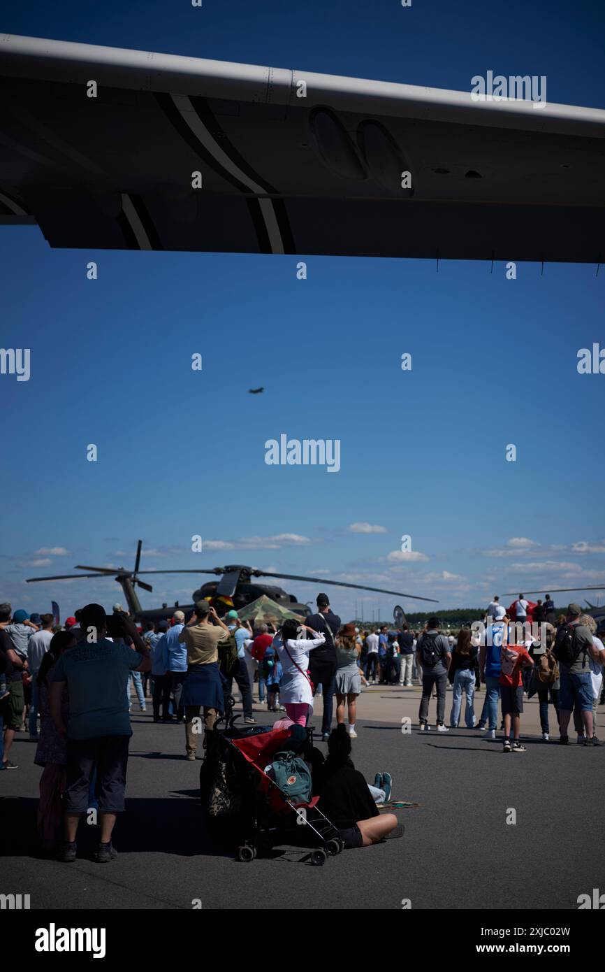 Il pubblico assiste a una mostra di un aereo da caccia Lockheed F-35 Lightning, ILA Berlin 2024. Foto Stock