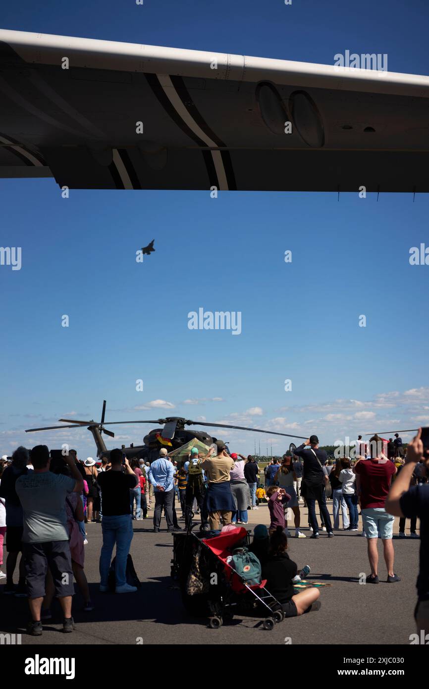 Il pubblico assiste a una mostra di un aereo da caccia Lockheed F-35 Lightning, ILA Berlin 2024. Foto Stock