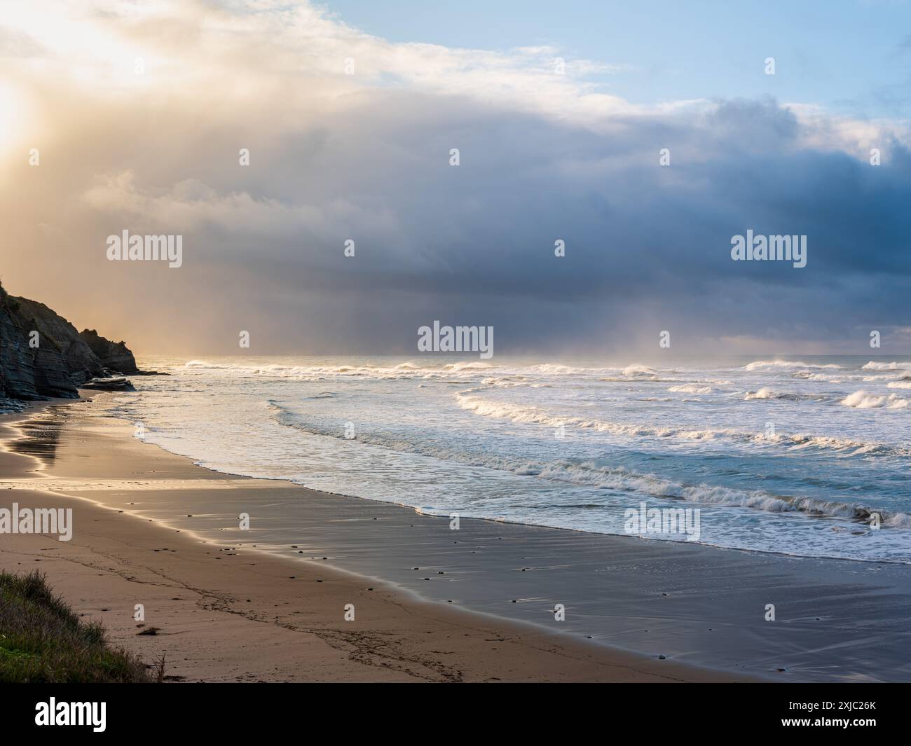 Suggestivo scenario di spiaggia, alba, crepuscolo Makorori Beach, nuova Zelanda Foto Stock