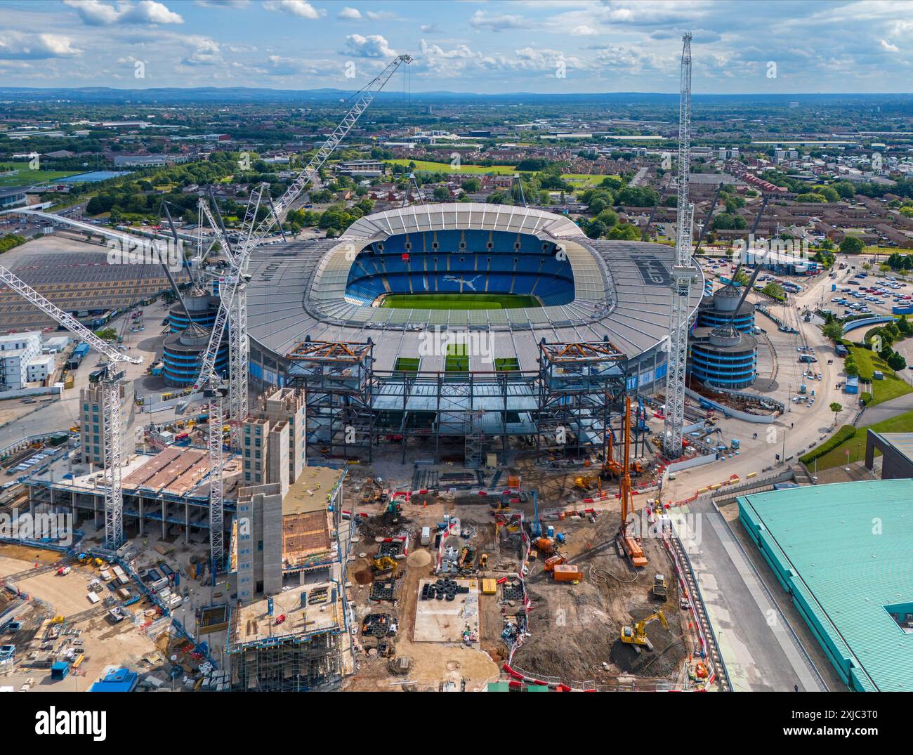 Immagine aerea dello stadio Etihad di Manchester City, mentre i lavori di costruzione continuano ad estendere la tribuna nord. 17 luglio 2024. Foto Stock