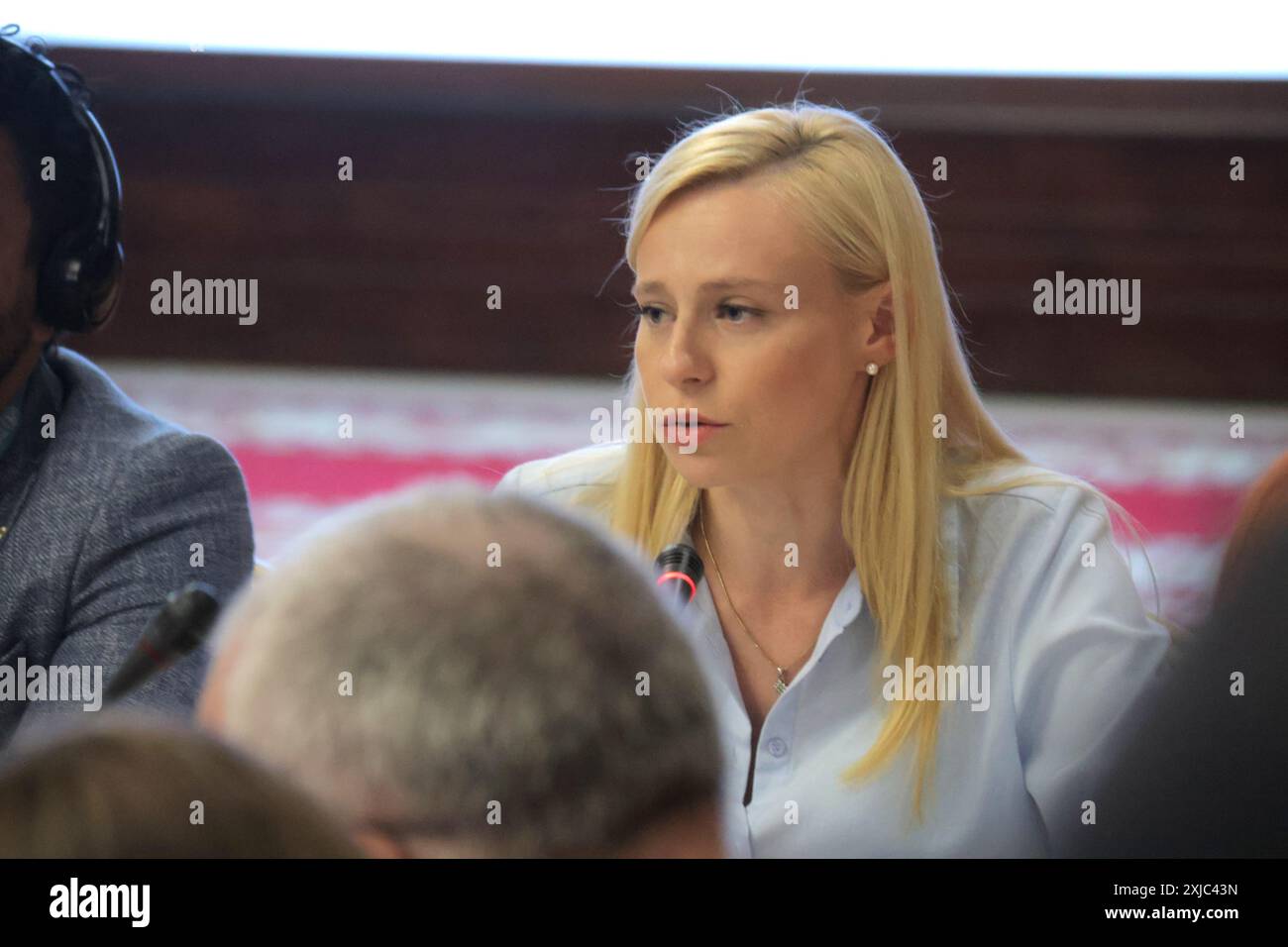 KIEV, UCRAINA - 17 LUGLIO 2024 - il capo del Dipartimento di politica senza barriere, uguaglianza di genere e salute mentale al MCIP Lesia Khemraieva partecipa alla riunione del Consiglio per i diritti umani, l'uguaglianza di genere e la diversità presso il Ministero degli affari Esteri dell'Ucraina sul tema: "inclusività e Ucraina libera da barriere: impegno, cooperazione e sostegno internazionale in tempo di guerra", Kiev, capitale dell'Ucraina Foto Stock