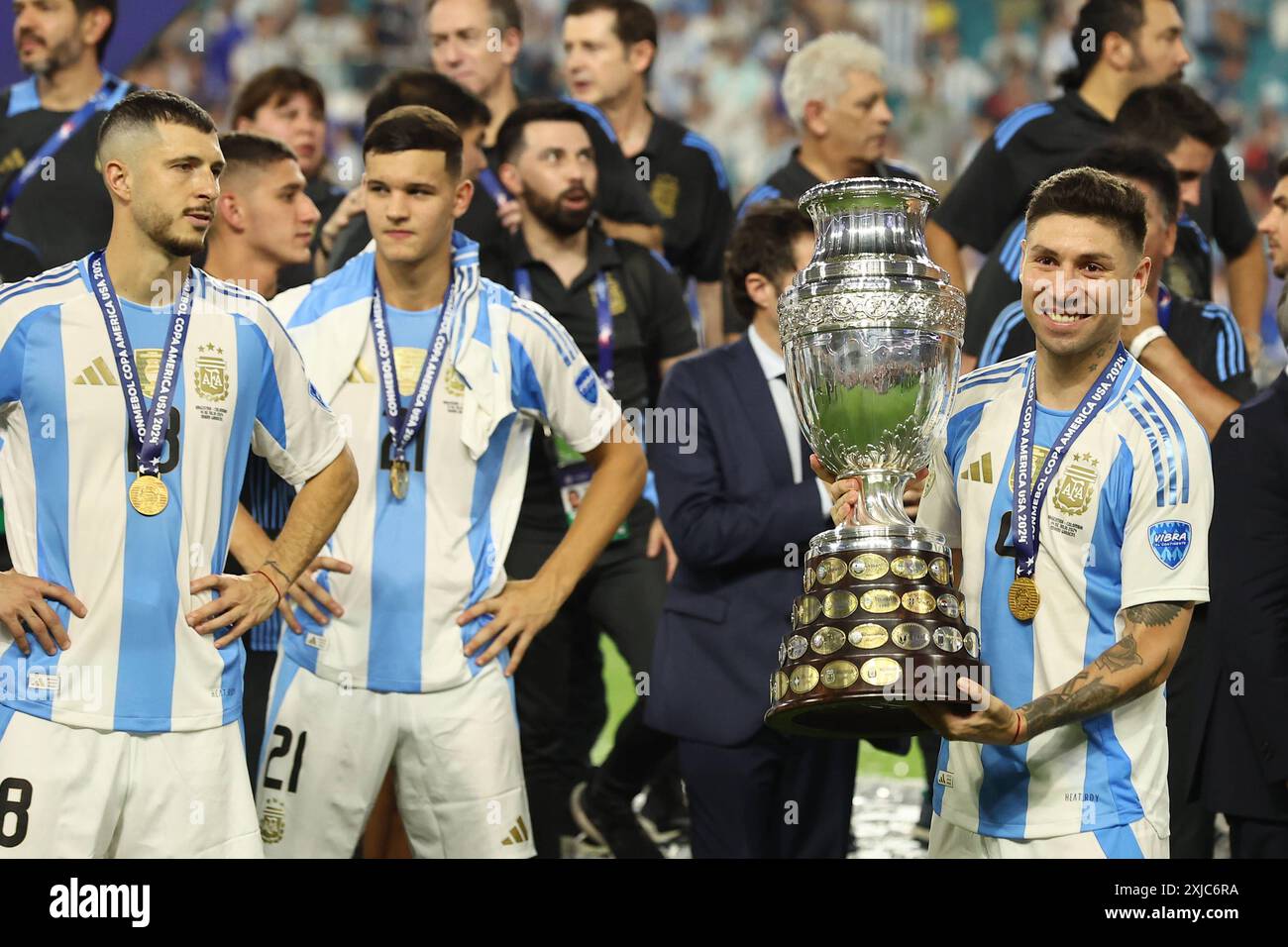 Il difensore argentino Gonzalo Montiel R possiede il trofeo dopo aver battuto la Colombia e aver vinto la finale di Copa AmÃ rica USA 2024 tra Argentina e Colombia, all'Hard Rock Stadium, il 14 luglio 2024 MIAMI STATI UNITI Copyright: XALEJANDROxPAGNIx Foto Stock