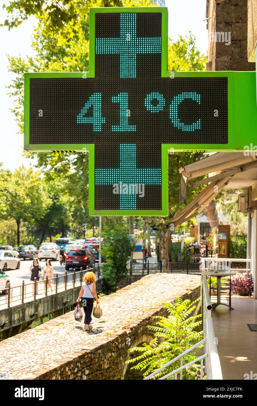 Clima caldo alte temperature a Tirana Albania Europa. 41 gradi Celsius su una farmacia accanto al Ponte dei conciatori. 41 °C = 105,8 Fahrenheit Foto Stock