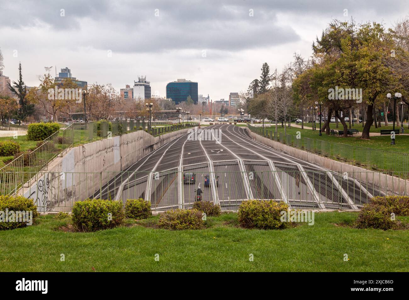 La strada sotterranea Auto pista Costanera Norte che attraversa Santiago del Cile accanto al fiume Mapocho. Foto Stock