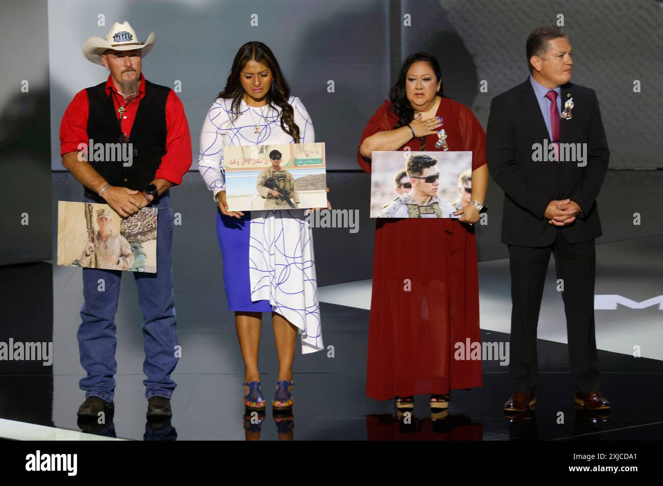 Milwaukee, Stati Uniti. 17 luglio 2024. I membri della famiglia Gold Star conservano fotografie di persone care perse in combattimento alla Convention Nazionale Repubblicana del 2024 al Fiserv Forum di Milwaukee, Wisconsin, mercoledì 17 luglio 2024. Il terzo giorno della Convenzione dovrebbe concentrarsi sulla sicurezza nazionale e sulla politica estera. Foto di Tannen Maury/UPI credito: UPI/Alamy Live News Foto Stock