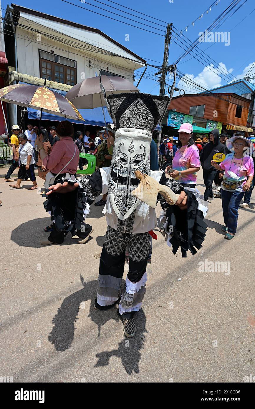 Un rivelatore addobbato con un tradizionale costume da "fantasma", che mette in posa al festival Phi Ta Khon a Dan Sai, Loei, Thailandia Foto Stock