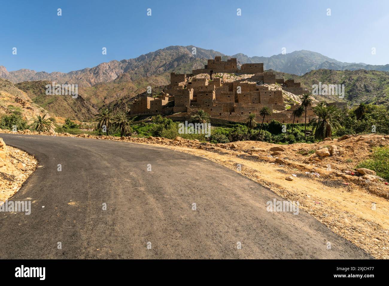 Al Bahah, Arabia Saudita: La strada che conduce a te Ain, o Zee Ain, antico villaggio sulle montagne dell'Arabia Saudita vicino a Gedda Foto Stock