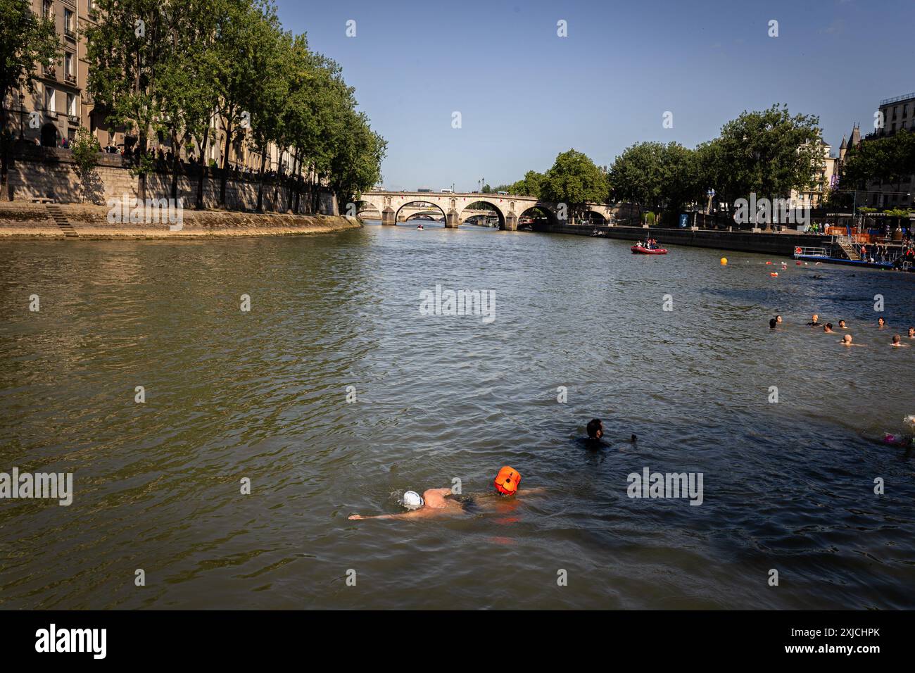 Parigi, Francia. 17 luglio 2024. La gente nuota nel fiume Senna dopo che il sindaco di Parigi Anne Hidalgo ha mantenuto la sua promessa di nuotare nella Senna. Il sindaco di Parigi Anne Hidalgo nuota nella Senna a Bras Marie con Marc Guillaume, prefetto della regione dell'Ile-de-France e Tony Estanguet, presidente di Parigi 2024, a Parigi. Dieci giorni prima dell'inizio dei Giochi Olimpici, il sindaco di Parigi ha mantenuto la sua promessa e si è tuffato nella Senna, per dimostrare gli sforzi della città per migliorare la qualità dell'acqua della Senna. Credito: SOPA Images Limited/Alamy Live News Foto Stock
