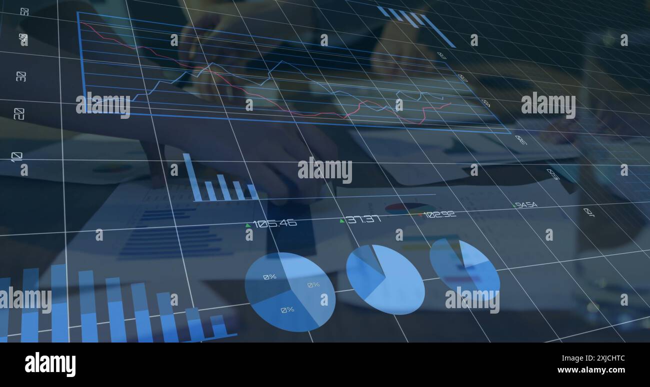 Immagine di grafici con numeri che cambiano a metà sezione di diversi colleghi che discutono di rapporti Foto Stock
