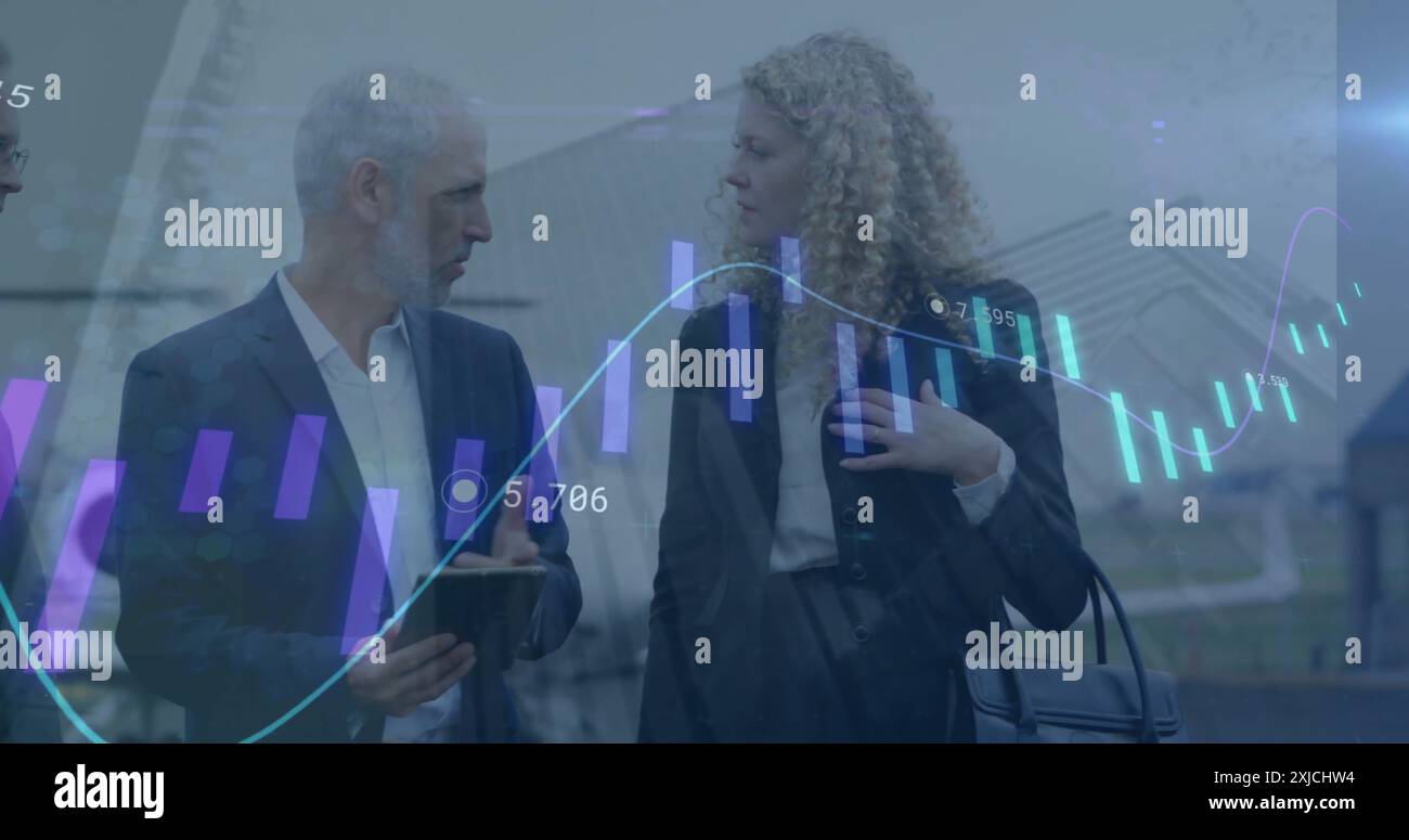 Immagine di grafici e numeri variabili, colleghi diversi che discutono di report su tablet digitale Foto Stock
