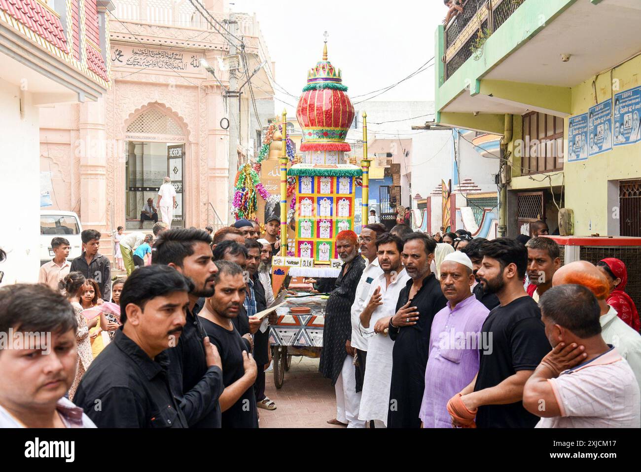 Nuova Delhi, India. 16 luglio 2024. NUOVA DELHI, INDIA - 17 LUGLIO: I musulmani sciiti partecipano a una processione di Muharram, a Shia Jama Masjid, alla porta Kashmiri il 17 luglio 2024 a nuova Delhi, India. (Foto di Sanchit Khanna/Hindustan Times/Sipa USA) credito: SIPA USA/Alamy Live News Foto Stock