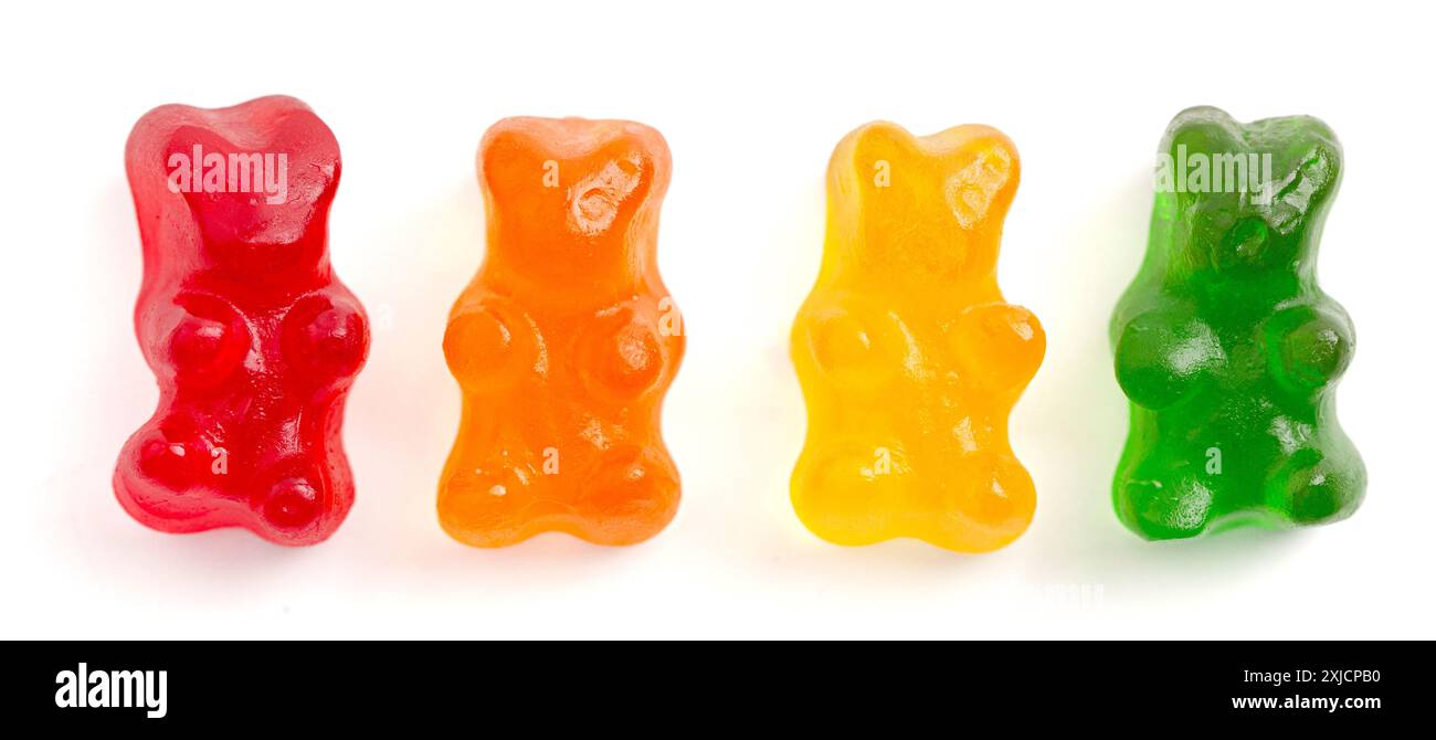 Caramelle gommose a forma di orso colorato dolce arcobaleno isolate su sfondo bianco Foto Stock