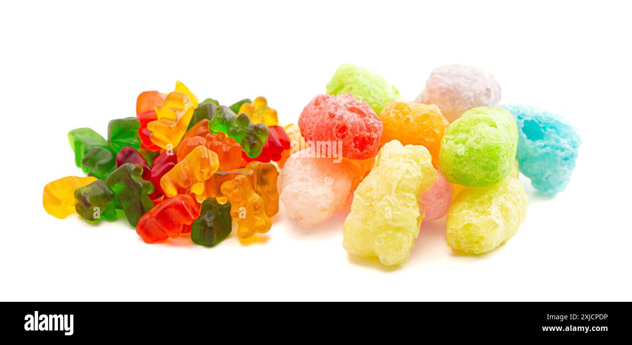 Mucche di caramelle a forma di orsacchiotto essiccate congelate isolate su sfondo bianco Foto Stock