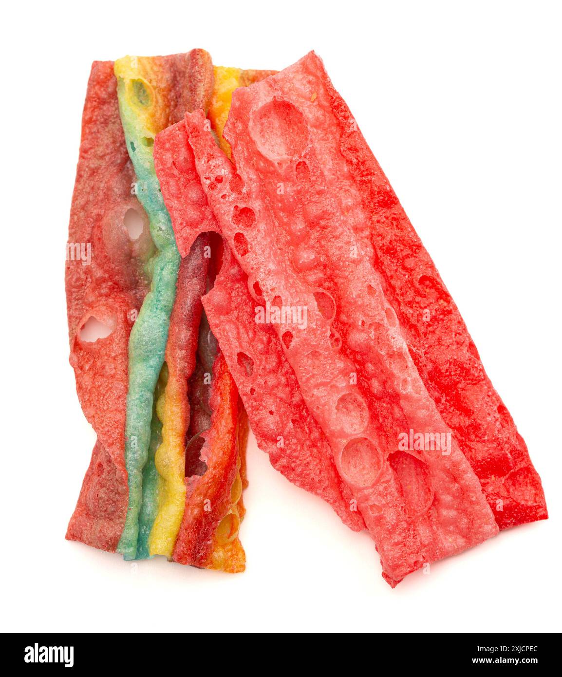 Pelle di frutta secca liofilizzata aromatizzata alla frutta isolata su sfondo bianco Foto Stock