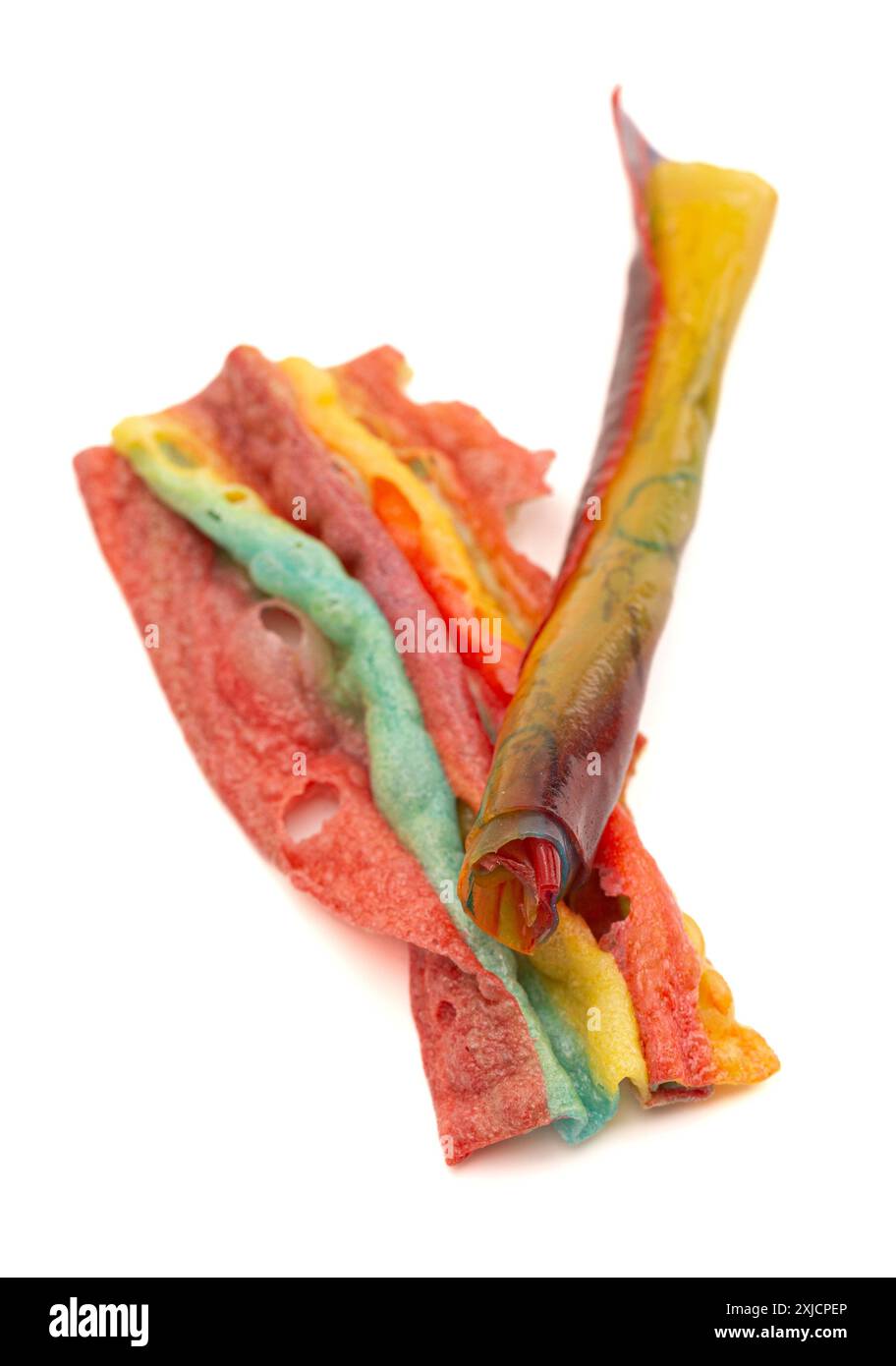 Pelle di frutta secca liofilizzata aromatizzata alla frutta isolata su sfondo bianco Foto Stock
