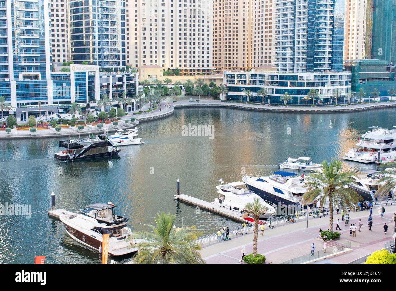 Vista dall'alto degli yacht ormeggiati nel porticciolo di Dubai, Emirati Arabi Uniti. Foto Stock