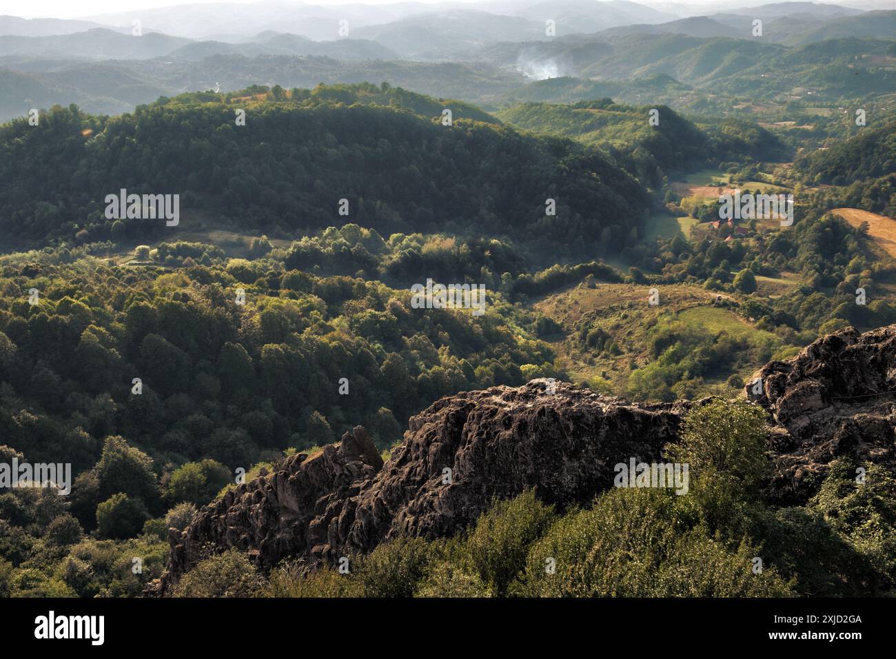 Paesaggio montuoso in una serata di luce nebbiosa sul sentiero escursionistico per la collina di Ostrvica, Sumadija, nella Serbia centrale Foto Stock