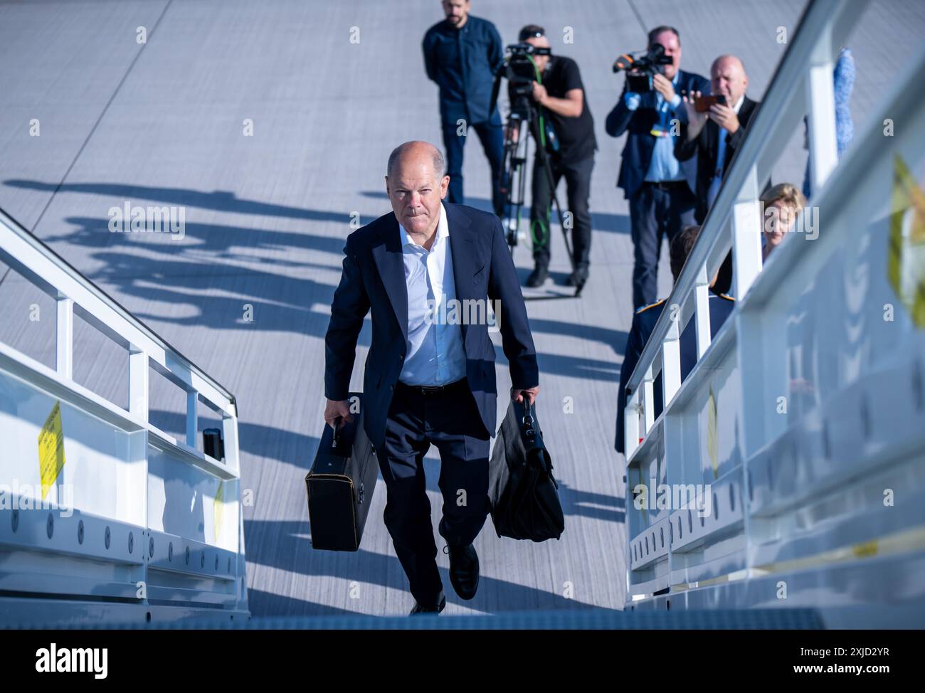 18 luglio 2024, Brandeburgo, Schönefeld: Il Cancelliere federale Olaf Scholz (SPD) sale a bordo di un aereo dell'aeronautica militare per volare nel Regno Unito. Scholz partecipa al vertice della Comunità politica europea. Al vertice del primo Ministro saranno presenti circa 50 capi di Stato e di governo europei. Foto: Michael Kappeler/dpa Foto Stock